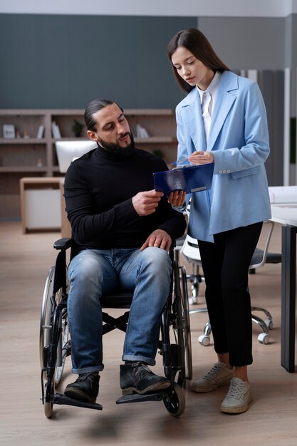 Plein coup de personnes travaillant ensemble