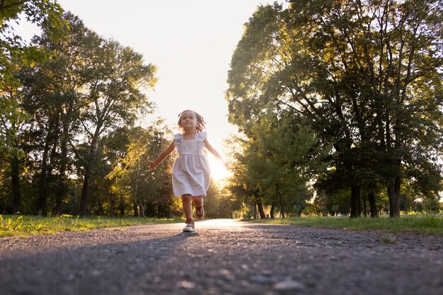 Plein coup petite fille qui court à l'extérieur