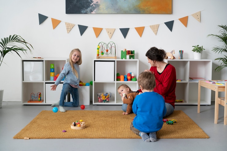 Photo gratuit plein coup de petits enfants et enseignant à l'intérieur