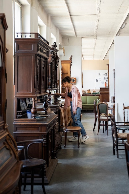 Plein coup smiley femme au magasin d'aubaines