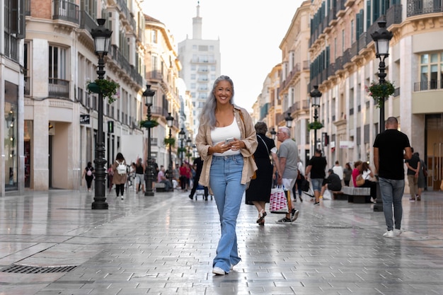 Photo gratuite plein coup smiley femme marchant dans la ville