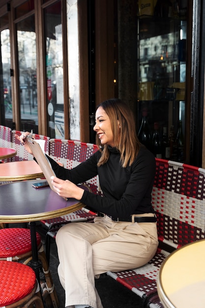 Plein coup smiley femme tenant le menu