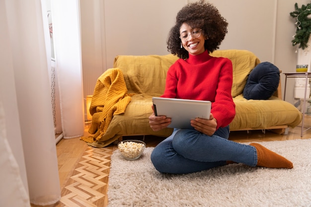 Plein coup smiley femme tenant une tablette