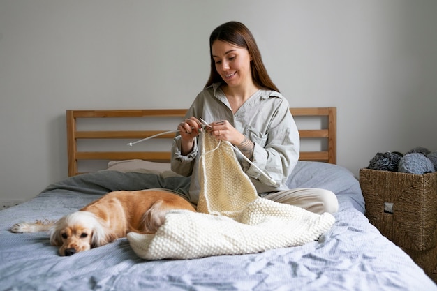 Photo gratuite plein coup smiley femme tricot