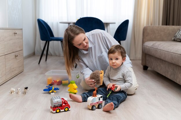 Plein coup smiley mère et enfant à la maison