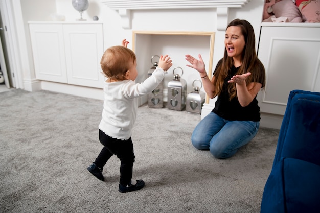 Plein coup smiley mère et enfant à la maison