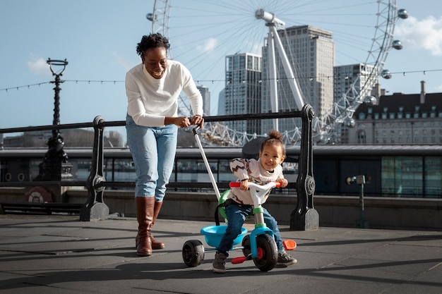 Plein coup smiley mère avec fille