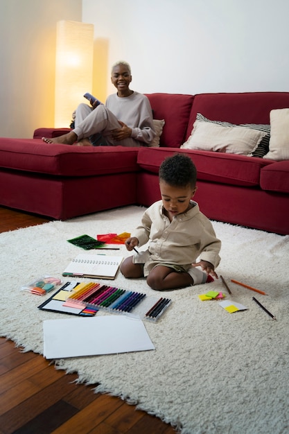 Photo gratuite plein coup smiley mère regardant enfant