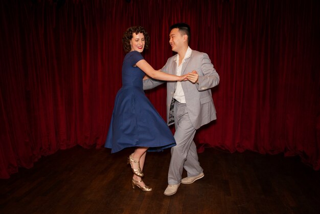 Plein coup smiley personnes swing danse