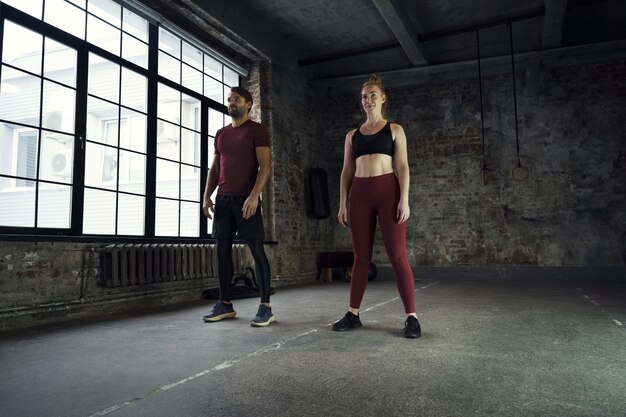 Plein coup de sportifs debout à l'intérieur