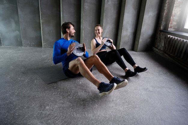 Plein coup de sportifs faisant de l'exercice ensemble