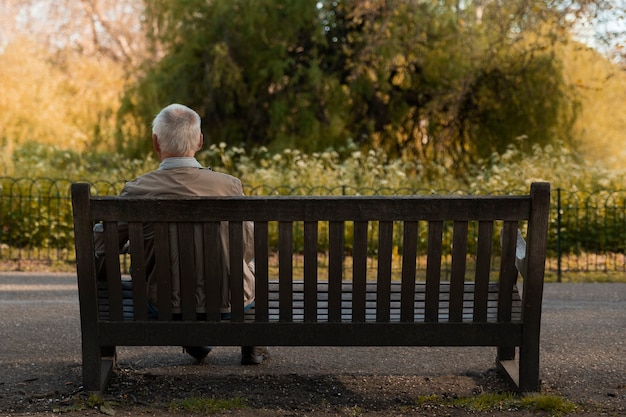 Plein coup vieil homme assis sur un banc