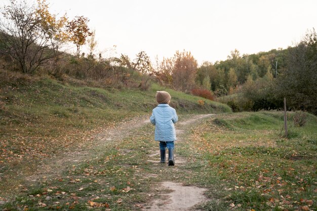 Plein d'enfant dans la nature