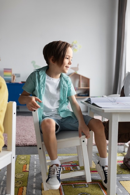 Photo gratuite plein d'enfants assis sur une chaise