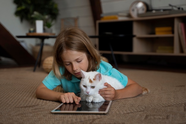 Plein d'enfants et de chats sur le sol