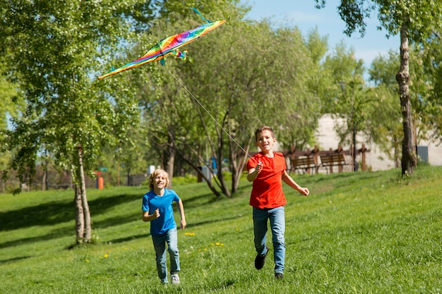 Photo gratuite plein d'enfants courant à l'extérieur