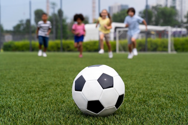 Photo gratuite plein d'enfants en cours d'exécution sur le terrain