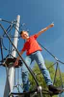 Photo gratuite plein d'enfants debout sur une corde