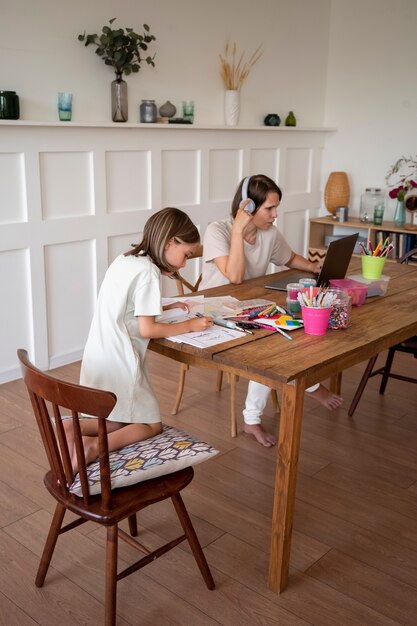 Plein d'enfants dessinant à la maison