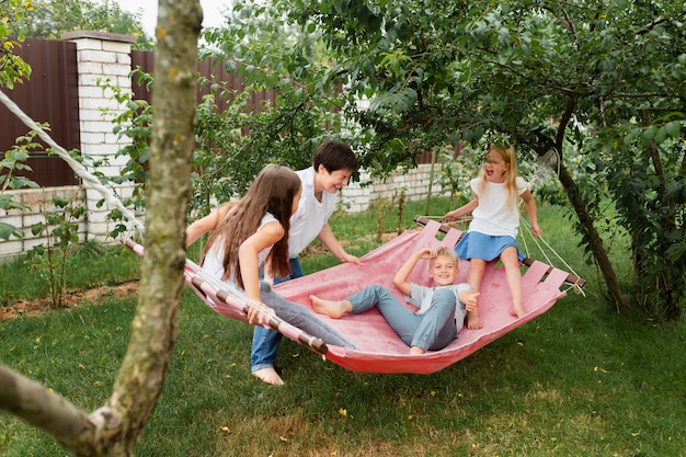 Plein d'enfants sur un hamac