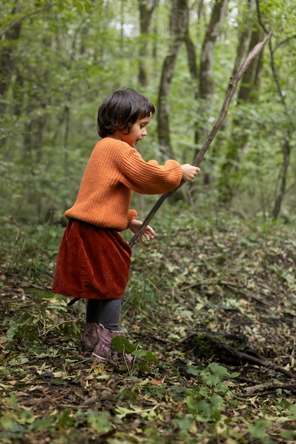 Photo gratuite plein d'enfants jouant avec une brindille