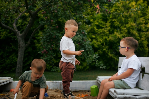 Photo gratuite plein d'enfants jouant ensemble à l'extérieur