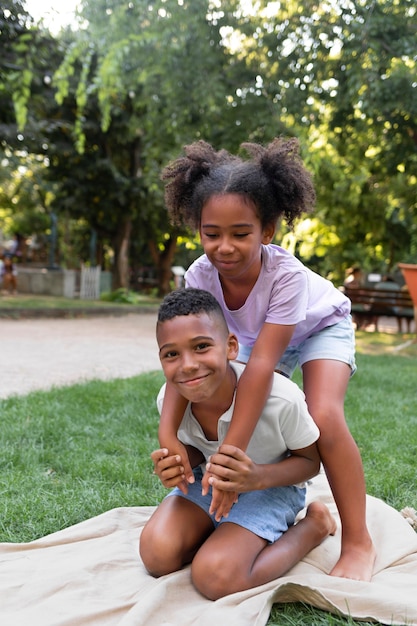 Plein d'enfants jouant ensemble