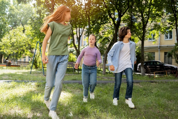 Photo gratuite plein d'enfants jouant ensemble