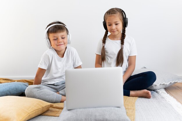 Plein d'enfants avec un ordinateur portable