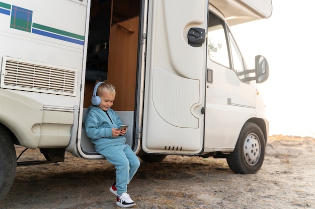 Photo gratuite plein d'enfants portant des écouteurs