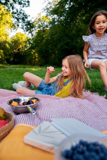 Photo gratuite plein d'enfants souriants à l'extérieur