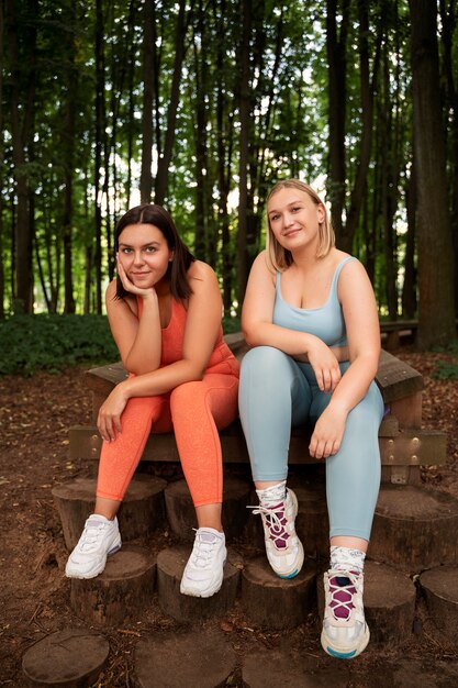 Plein de femmes souriantes à l'extérieur