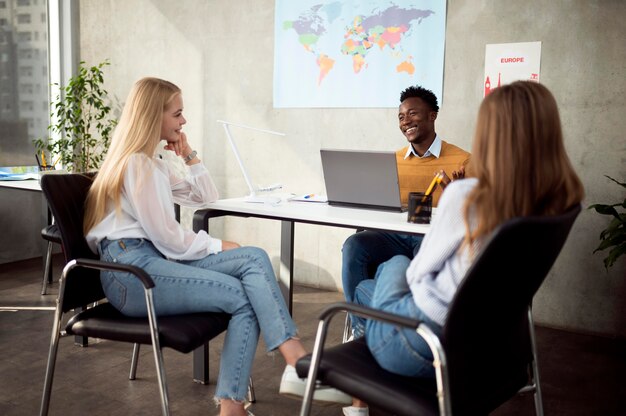 Plein de gens à l'agence de voyages