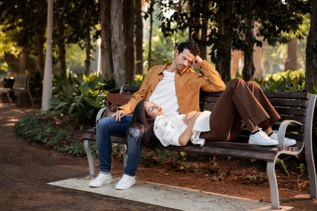 Plein de gens sur un banc dormant