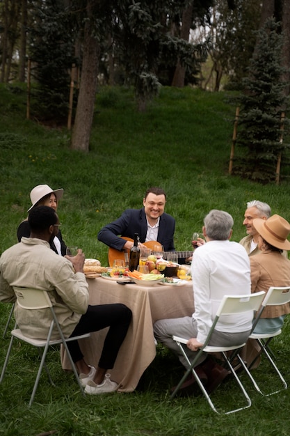 Photo gratuite plein de gens célébrant ensemble