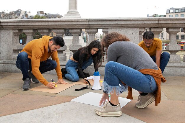 Plein de gens écrivant sur des pancartes