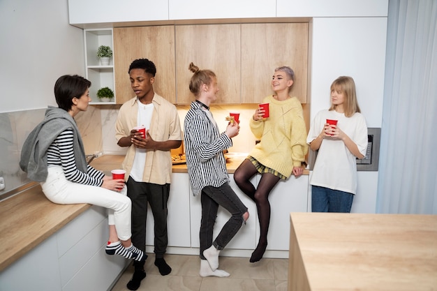 Plein de gens à la fête à l'intérieur