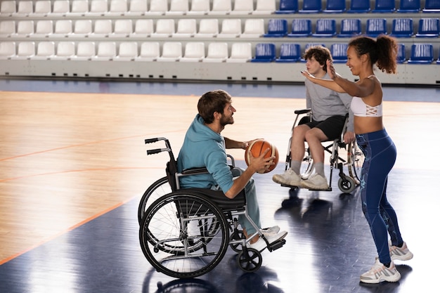 Photo gratuite plein de gens jouant au basket