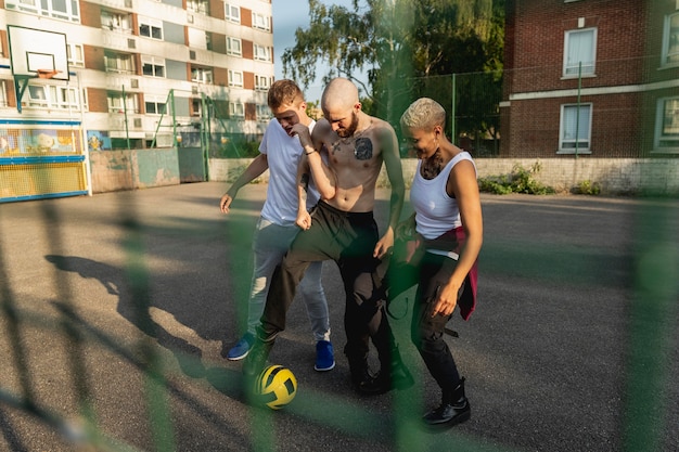 Photo gratuite plein de gens jouant avec le ballon