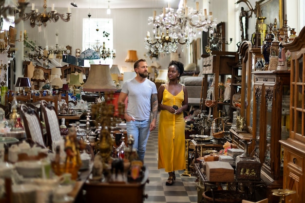 Photo gratuite plein de gens marchant dans le magasin d'antiquités