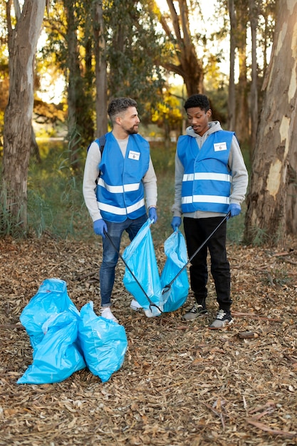 Photo gratuite plein de gens ramassant des ordures