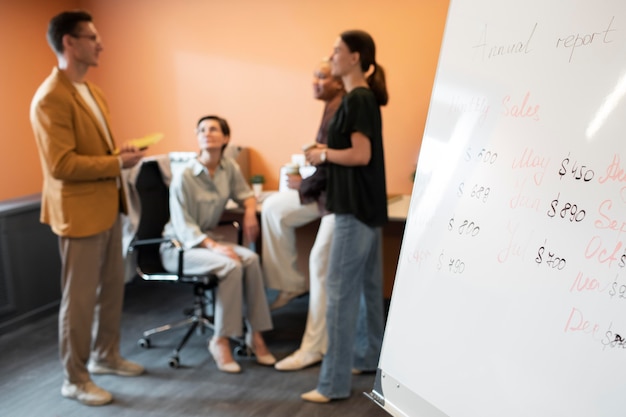 Plein de gens de retour au bureau