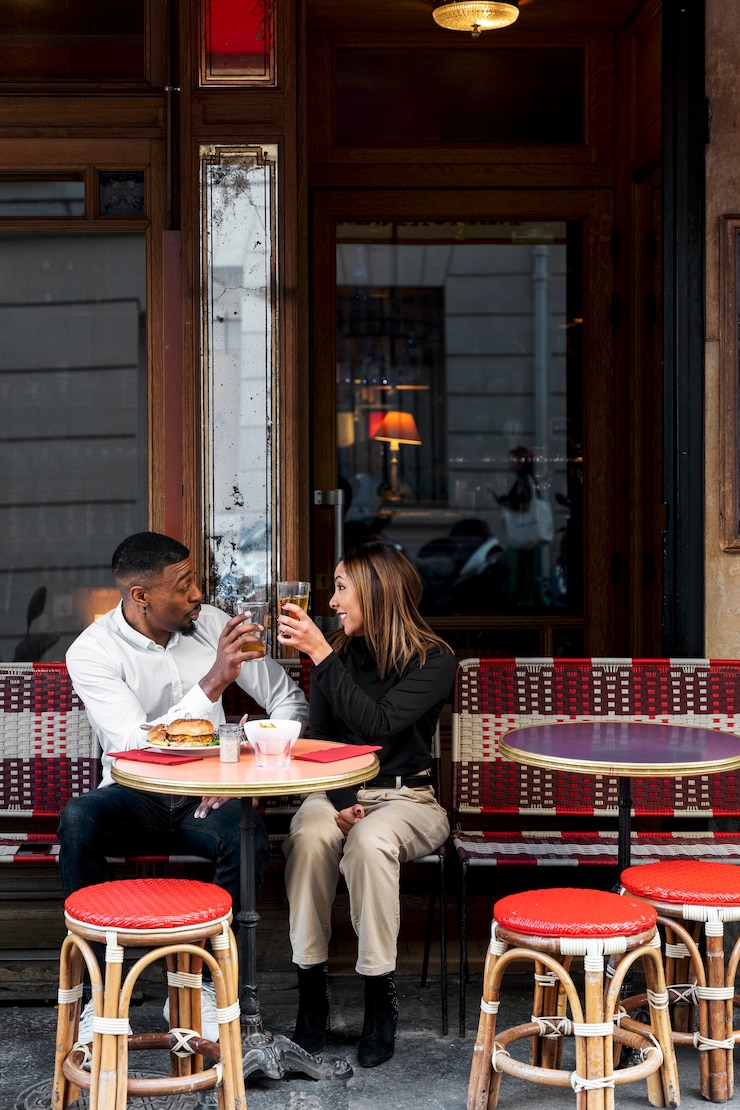 Photo gratuit plein de gens se détendant au bistro en plein air
