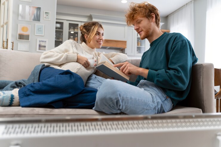 Photo gratuit plein de gens souriants assis sur un canapé