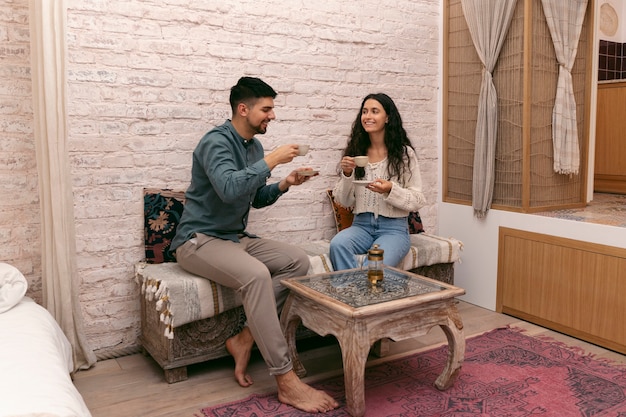 Plein de gens souriants assis à l'intérieur