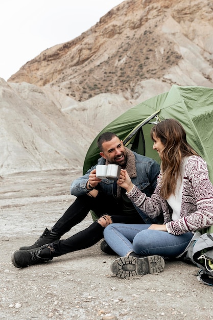 Photo gratuite plein de gens avec des tasses à café