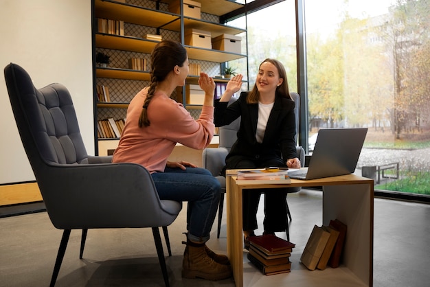 Photo gratuite plein de personnes corrigeant les erreurs de grammaire