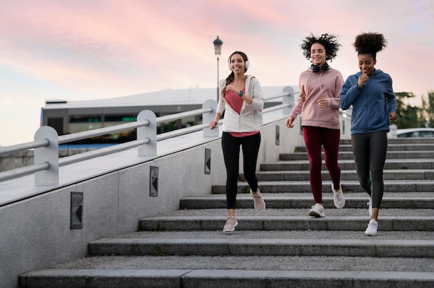 Plein plan de femmes courant dans les escaliers