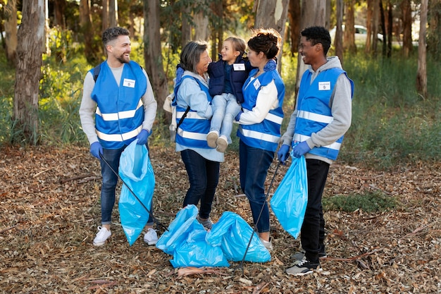 Photo gratuite plein de volontaires travaillant ensemble