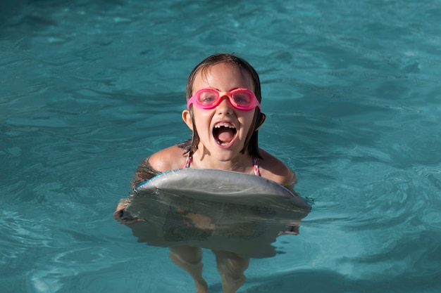 Pleine fille portant des lunettes